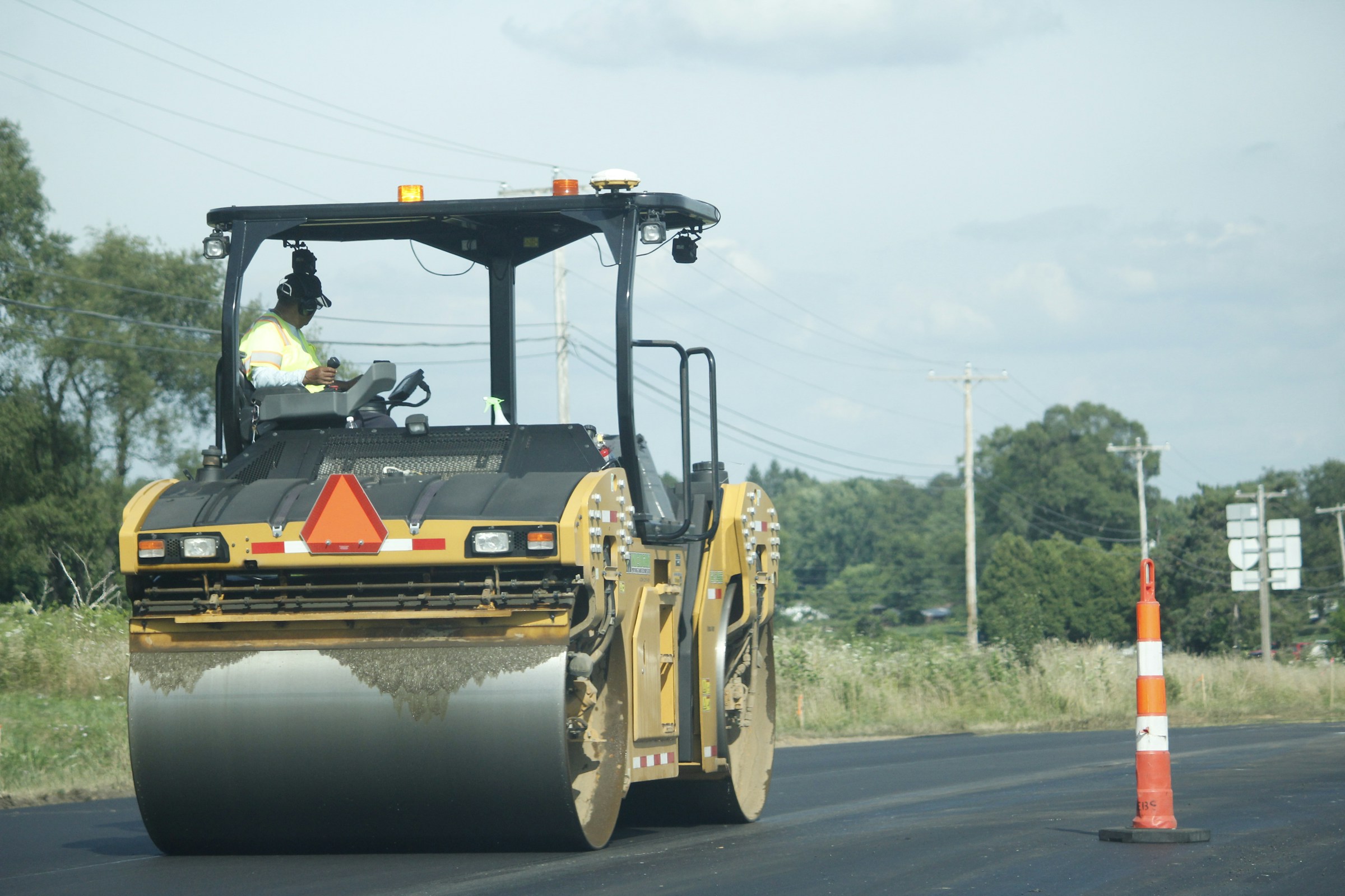Equipo compactador trabajando sobre una ruta